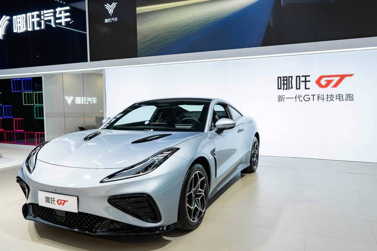 成都144哪吒汽车在智能汽车领域的表现，领途汽车在新能源汽车市场中的影响力